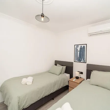 Center 2 Bedroom Calm Modern Upstairs Flat - Yeni Duenya