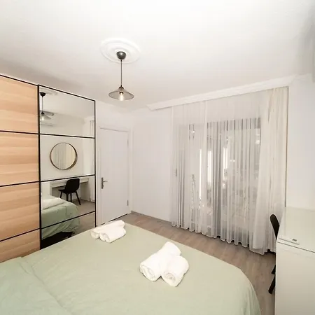 Center 2 Bedroom Calm Modern Upstairs Flat - Yeni Duenya Apartament Bodrum