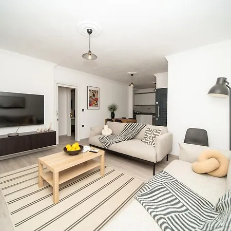 Apartament Center 2 Bedroom Calm Modern Upstairs Flat - Yeni Duenya *