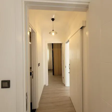 Center 2 Bedroom Calm Modern Upstairs Flat - Yeni Duenya Apartamento