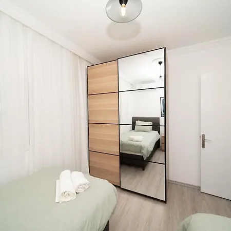 Center 2 Bedroom Calm Modern Upstairs Flat - Yeni Duenya *