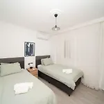 Center 2 Bedroom Calm Modern Upstairs Flat - Yeni Dunya