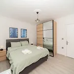 Center 2 Bedroom Calm Modern Upstairs Flat - Yeni Dunya דירה *