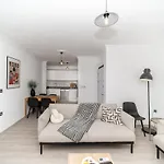 Apartamento Center 2 Bedroom Calm Modern Upstairs Flat - Yeni Dunya