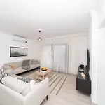 דירה Center 2 Bedroom Calm Modern Upstairs Flat - Yeni Dunya