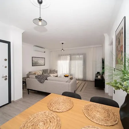 Apartament Center 2 Bedroom Calm Modern Upstairs Flat - Yeni Duenya Bodrum