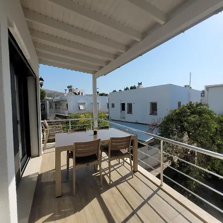 Center 2 Bedroom Calm Modern Upstairs Flat - Yeni Dunya * Bodrum