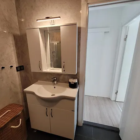 Apartmán Center 2 Bedroom Calm Modern Upstairs Flat - Yeni Dunya *