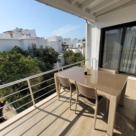 Center 2 Bedroom Calm Modern Upstairs Flat - Yeni Dunya Apartmán Bodrum