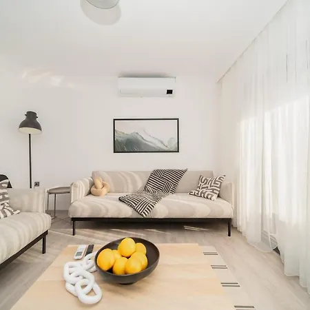 Center 2 Bedroom Calm Modern Upstairs Flat - Yeni Duenya * بودروم