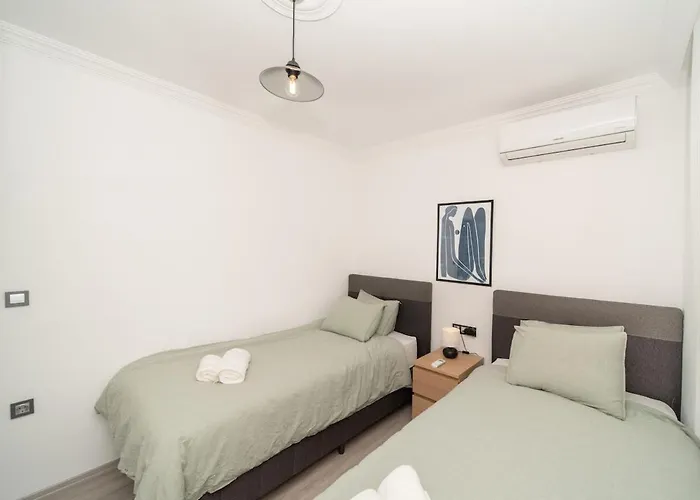 Center 2 Bedroom Calm Modern Upstairs Flat - Yeni Dunya