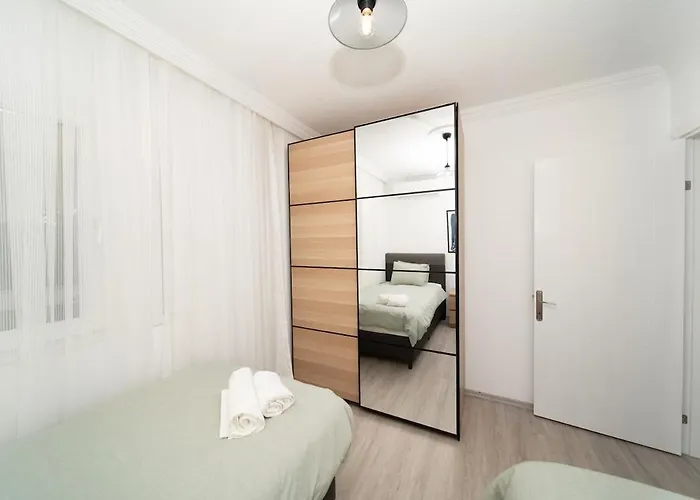 Center 2 Bedroom Calm Modern Upstairs Flat - Yeni Dunya *