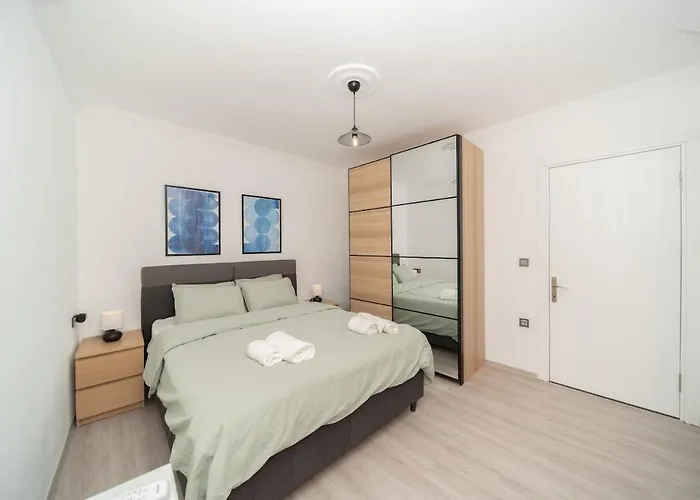 Center 2 Bedroom Calm Modern Upstairs Flat - Yeni Dunya Apartmán *