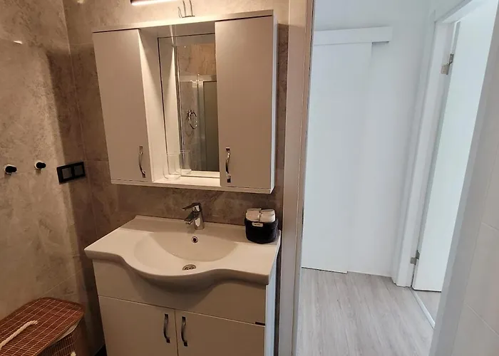 Apartman Center 2 Bedroom Calm Modern Upstairs Flat - Yeni Duenya *