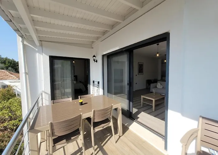 Apartman Center 2 Bedroom Calm Modern Upstairs Flat - Yeni Duenya Bodrum