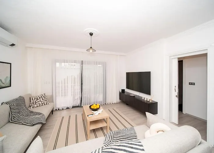 Center 2 Bedroom Calm Modern Upstairs Flat - Yeni Dunya *