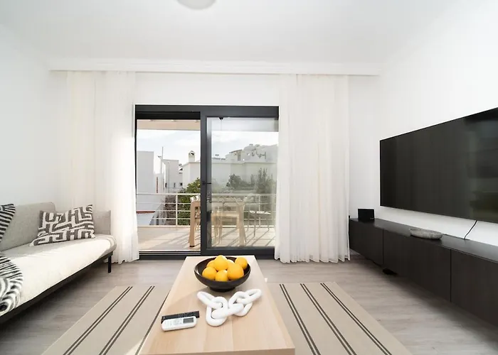 Center 2 Bedroom Calm Modern Upstairs Flat - Yeni Duenya Bodrum