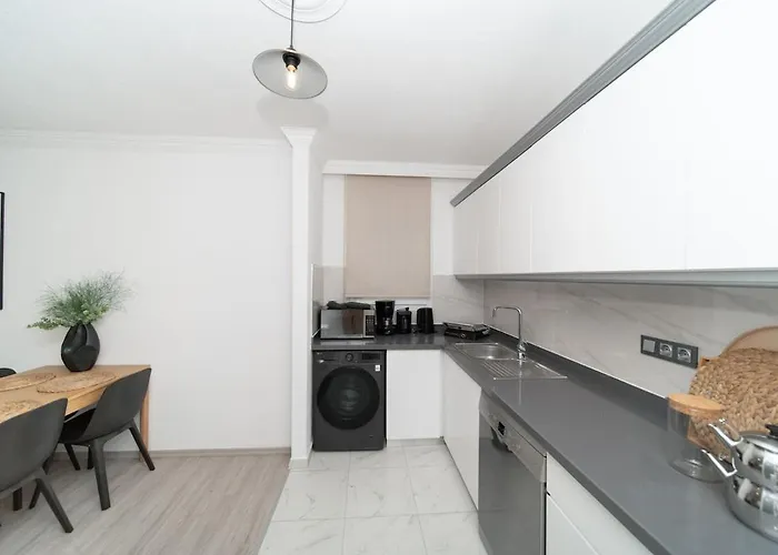 Center 2 Bedroom Calm Modern Upstairs Flat - Yeni Dunya