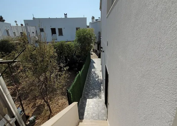 Center 2 Bedroom Calm Modern Upstairs Flat - Yeni Dunya Apartmán Bodrum