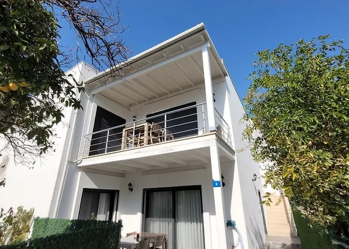 Center 2 Bedroom Calm Modern Upstairs Flat - Yeni Dunya *