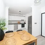 Center 2 Bedroom Calm Modern Upstairs Flat - Yeni Dunya Apartamento