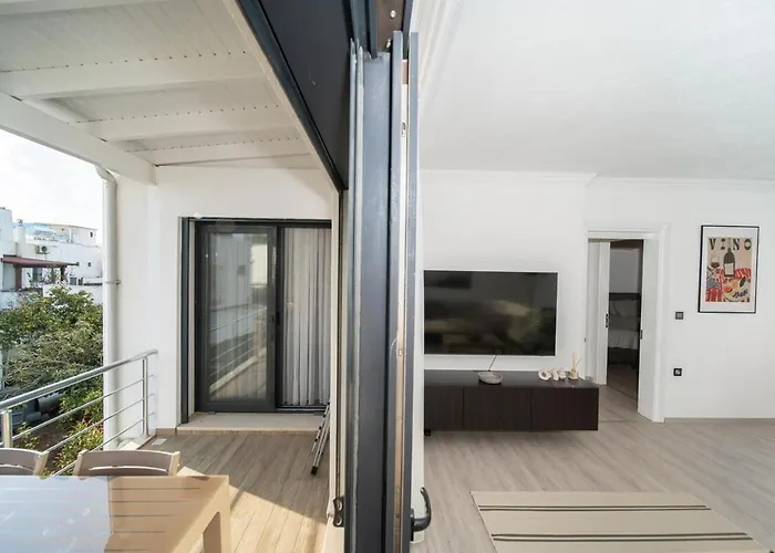 Center 2 Bedroom Calm Modern Upstairs Flat - Yeni Duenya Apartment *